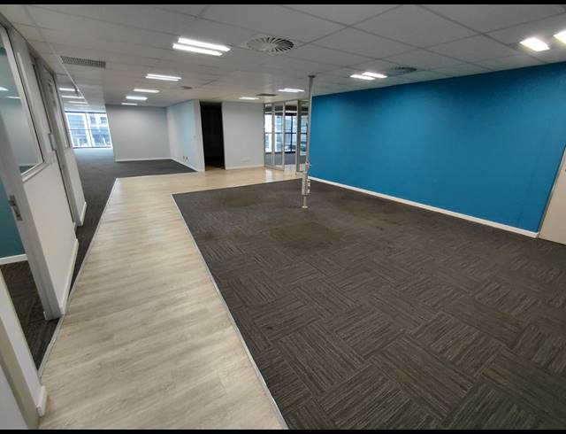 1,568M² OFFICE TO LET IN VORNA VALLEY